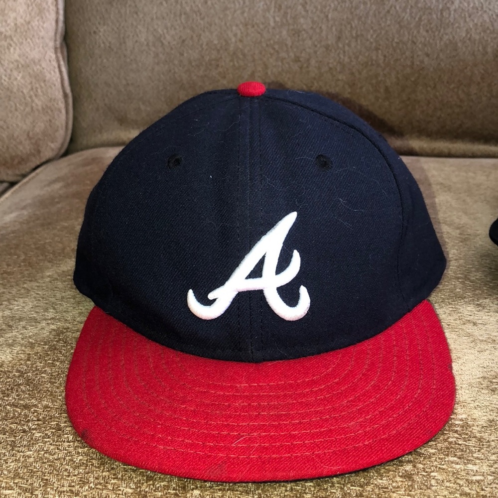 Braces fitted hat